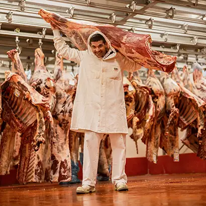 employé dans les locaux de Lemarchand à Grand-Quevilly portant une pièce de viande